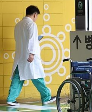 Medical professors in S.Korea warn of boycotting junior doctors'
training amid standoff Medical professors in S.Korea warn of boycotting junior doctors'
training amid standoff