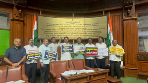 K’taka BJP holds overnight dharna over MUDA land case (Lead) K’taka BJP holds overnight dharna over MUDA land case (Lead)