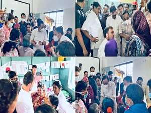Rahul Gandhi, Priyanka visit landslide-hit Wayanad; take stock of situation (Ld) Rahul Gandhi, Priyanka visit landslide-hit Wayanad; take stock of situation (Ld)