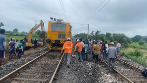 Damaged tracks restored, train traffic on Vijayawada-Hyderabad route
set to resume (Lead) Damaged tracks restored, train traffic on Vijayawada-Hyderabad route
set to resume (Lead)