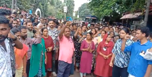 Protests turn violent after official commits suicide in Kerala (Lead)