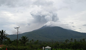 Volcanic eruption temporarily closes Frans Xavier Seda Airport in Indonesia Volcanic eruption temporarily closes Frans Xavier Seda Airport in Indonesia
