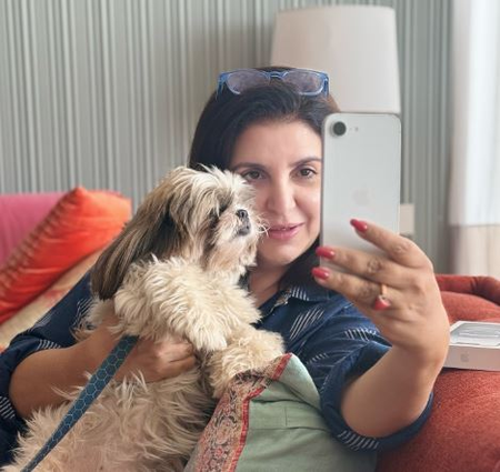 Farah Khan gets clicked with the 'only child who poses with her' Farah Khan gets clicked with the 'only child who poses with her'