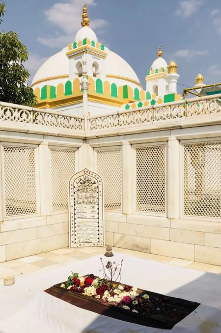 NIA team visits Aurangzeb grave in Maharashtra, keeps eye on suspicious movements NIA team visits Aurangzeb grave in Maharashtra, keeps eye on suspicious movements