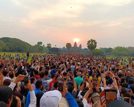 Tourists gather at Cambodia's Angkor Wat to watch equinox sunrise Tourists gather at Cambodia's Angkor Wat to watch equinox sunrise