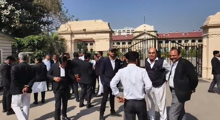 Cash at Judge's home: Allahabad High Court lawyers' strike over Justice Varma's transfer enters second day Cash at Judge's home: Allahabad High Court lawyers' strike over Justice Varma's transfer enters second day