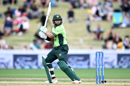 Usman Khan bats as concussion substitute for injured Imam-ul-Haq in third ODI against NZ