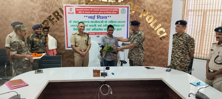 Two hardcore Maoists from Chhattisgarh surrender in Jharkhand Two hardcore Maoists from Chhattisgarh surrender in Jharkhand