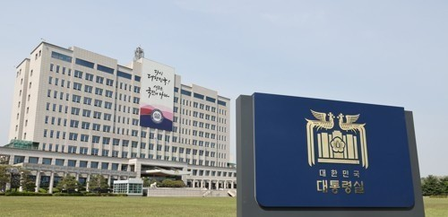 South Korea: Police, presidential security locked in standoff over attempt to raid presidential office South Korea: Police, presidential security locked in standoff over attempt to raid presidential office