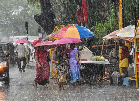 Heavy rain forecast for several TN districts, heatwave conditions persist in interior regions