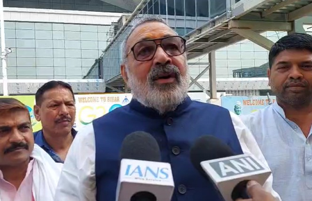 आरजेडी और कांग्रेस को देश में बदलाव नहीं दिखता तो चश्मा पहन लें केंद्रीय मंत्री गिरिराज सिंह
