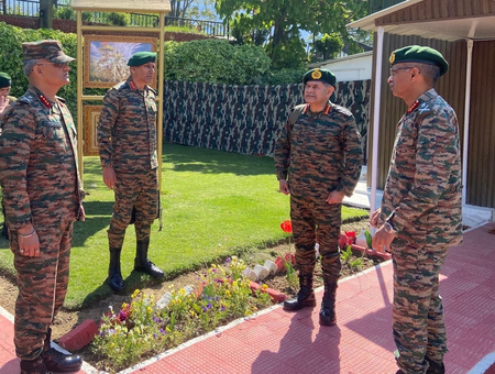 श्रीनगर पहुंचे सेना प्रमुख, आतंकवाद के खिलाफ कार्रवाई की ले रहे हैं जानकारी श्रीनगर पहुंचे सेना प्रमुख, आतंकवाद के खिलाफ कार्रवाई की ले रहे हैं जानकारी