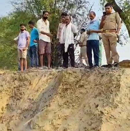 Five killed as mound of soil collapses in UP's Kaushambi