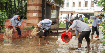 दिल्ली-एनसीआर में भारी बारिश से जलभराव, कई फ्लाइट स्थगित