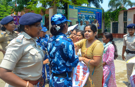 Police resort to lathi-charge as BPSC aspirants attempt to enter prohibited zone in Patna