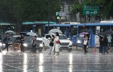 South Korea: Heavy rain hits Seoul area, triggers year's first emergency text alert