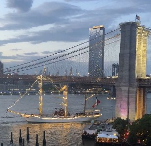 Mexican Navy ship collides with Brooklyn Bridge, two dead Mexican Navy ship collides with Brooklyn Bridge, two dead