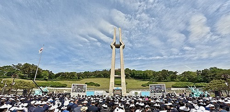 South Korean presidential candidates honor victims of 1980 pro-democracy uprising South Korean presidential candidates honor victims of 1980 pro-democracy uprising