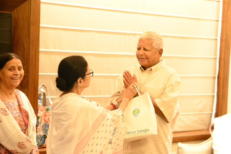 तेजस्वी के दूसरी बार पिता बनने पर ममता बनर्जी ने कहा, ‘बिहार चुनाव से पहले यह नन्हा मेहमान शुभकामनाएं लेकर आया’ 