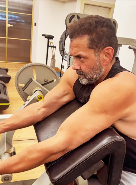 Bobby Deol flaunts his toned biceps in his latest workout video Bobby Deol flaunts his toned biceps in his latest workout video