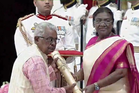 झारखंड के क्षेत्रीय गायक-गीतकार 82 वर्षीय महावीर नायक राष्ट्रपति के हाथों पद्मश्री से सम्मानित, कहा - यह झारखंड की मधुर संस्कृति का सम्मान
