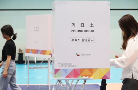 Voter turnout surpasses 70 pc in South Korea's presidential election Voter turnout surpasses 70 pc in South Korea's presidential election