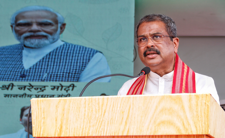धर्मेंद्र प्रधान का राहुल गांधी पर तंज, कहा-पहली बार विपक्ष के नेता पर सुप्रीम कोर्ट को करनी पड़ी सख्त टिप्पणी