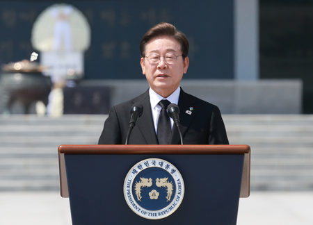 South Korean President orders suspension of loudspeaker broadcasts toward North Korea South Korean President orders suspension of loudspeaker broadcasts toward North Korea