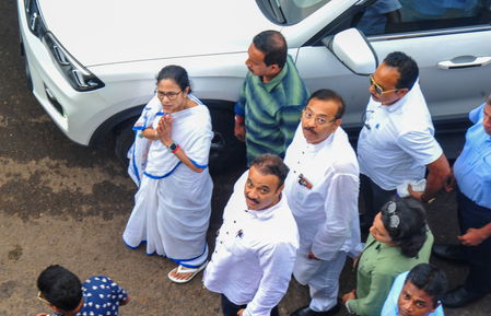 Mamata announces compensation for owners of shops gutted in Kolkata's Khidirpur area fire Mamata announces compensation for owners of shops gutted in Kolkata's Khidirpur area fire