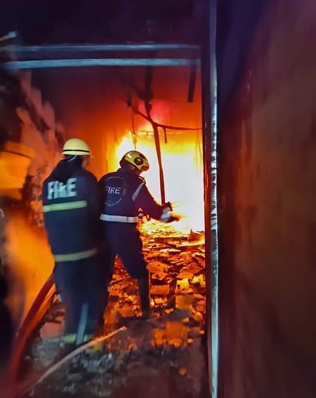 Over 1,000 shops gutted in devastating fire at Kolkata’s Khidirpur Over 1,000 shops gutted in devastating fire at Kolkata’s Khidirpur