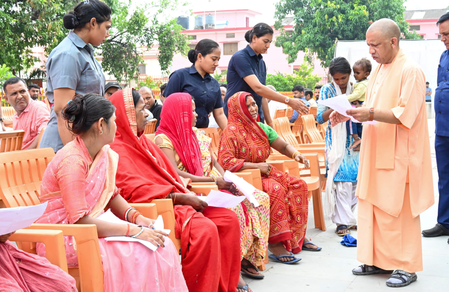 CM Yogi holds 'Janata Darshan' at Gorakhnath temple, assures resolution of issues to over 200 families CM Yogi holds 'Janata Darshan' at Gorakhnath temple, assures resolution of issues to over 200 families