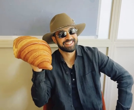 Amid controversy on Pakistani actress in 'Sardaar Ji 3' Diljit Dosanjh brings a promotional commentary Amid controversy on Pakistani actress in 'Sardaar Ji 3' Diljit Dosanjh brings a promotional commentary