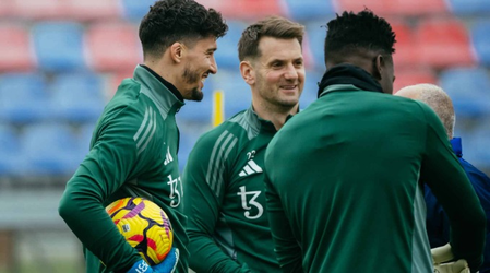 Tom Heaton extends Man Utd stay till 2026