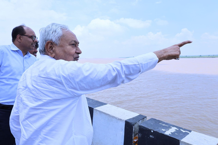 CM Nitish inspects rising Ganga water level in Patna