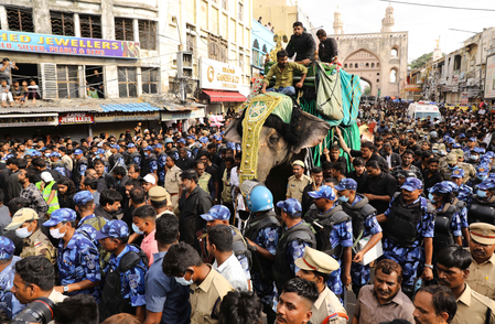 ‘Bibi-Ka-Alam’ passes off peacefully in Hyderabad (Lead)