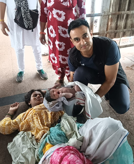 Major Rohit Bachwala gets Chief of Army Staff Commendation Card for helping woman deliver baby at rly stn Major Rohit Bachwala gets Chief of Army Staff Commendation Card for helping woman deliver baby at rly stn