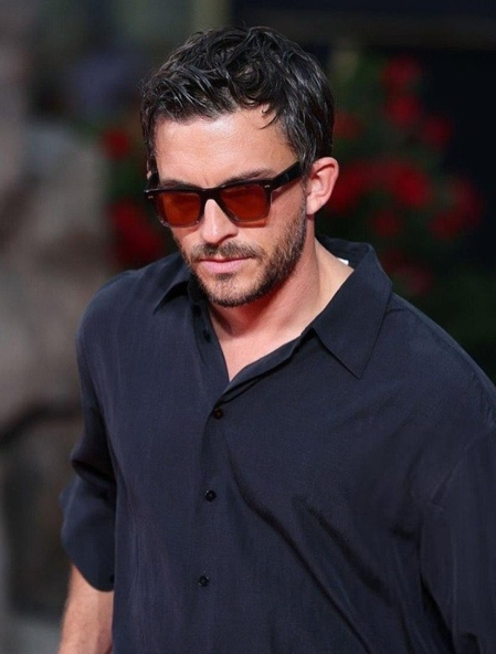‘Bridgerton’ star Jonathan Bailey says he is available in dating market ‘Bridgerton’ star Jonathan Bailey says he is available in dating market