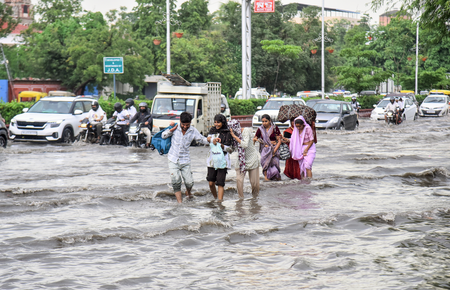 राजस्थान : जयपुर में भारी बारिश, जलभराव के कारण सड़कों पर फंसे यात्री