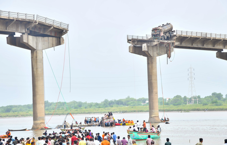 Gujarat: Late-night rescue operations continue in Vadodara bridge collapse tragedy Gujarat: Late-night rescue operations continue in Vadodara bridge collapse tragedy
