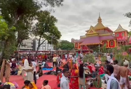 People across the nation throng temples in large numbers on Guru Purnima People across the nation throng temples in large numbers on Guru Purnima