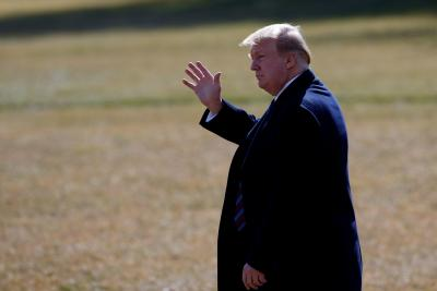 Trump visits Texas flooded area, dismissing criticism on alerts Trump visits Texas flooded area, dismissing criticism on alerts