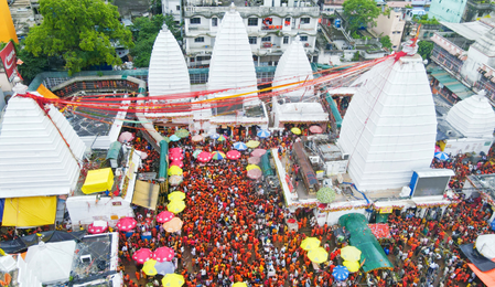 शिव की नगरी देवघर में आस्था का सैलाब, आठ दिनों में 8.7 लाख कांवरियों ने किया जलाभिषेक