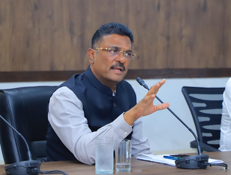 मुंबई लोकल में भीड़ कम करने के लिए ऑफिस टाइम बदलने पर विचार प्रताप सरनाईक मुंबई लोकल में भीड़ कम करने के लिए ऑफिस टाइम बदलने पर विचार प्रताप सरनाईक