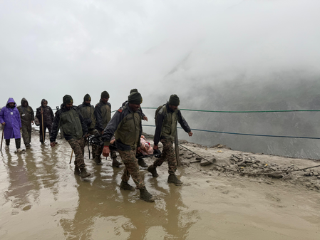 जम्मू-कश्मीर भूस्खलन के कारण अमरनाथ यात्रा मार्ग पर फंसे तीर्थ तीर्थयात्री, भारतीय सेना ने बचाया जम्मू-कश्मीर भूस्खलन के कारण अमरनाथ यात्रा मार्ग पर फंसे तीर्थ तीर्थयात्री, भारतीय सेना ने बचाया