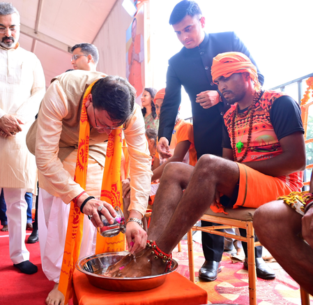 हरिद्वार  मुख्यमंत्री धामी ने शिव भक्तों पर बरसाए फूल, बोले- कांवड़ यात्रा हमारे लिए पर्व