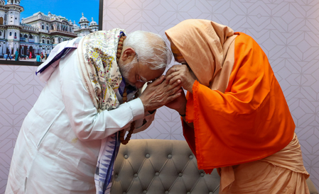 प्रधानमंत्री नरेंद्र मोदी ने मोतिहारी में स्वामी शक्ति शरणानंद से की मुलाकात, लिया आशीर्वाद