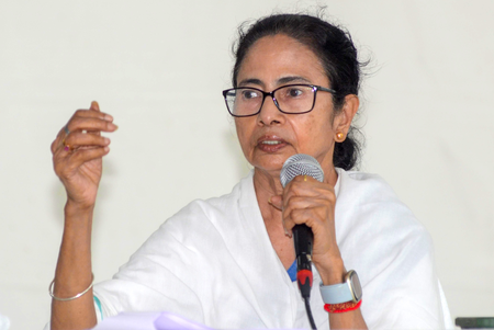 Mamata vs Himanta: Fresh war of words over Bangla speakers and border infiltration Mamata vs Himanta: Fresh war of words over Bangla speakers and border infiltration