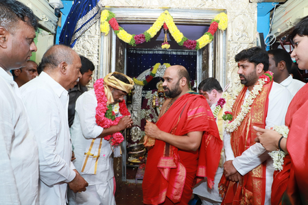 हैदराबाद  बोनालु उत्सव में लगा भक्तों का तांता, डिप्टी सीएम और मंत्रियों ने की पूजा