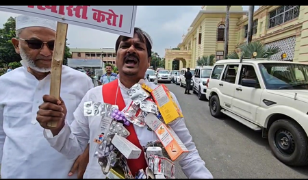 बिहार विधानमंडल में मतदाता पुनरीक्षण को लेकर विपक्ष का हंगामा बिहार विधानमंडल में मतदाता पुनरीक्षण को लेकर विपक्ष का हंगामा