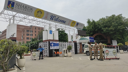 शारदा यूनिवर्सिटी मामला कैंपस में पुलिस तैनात, प्रदर्शन रोका, छात्र निकालेंगे कैंडल मार्च शारदा यूनिवर्सिटी मामला कैंपस में पुलिस तैनात, प्रदर्शन रोका, छात्र निकालेंगे कैंडल मार्च